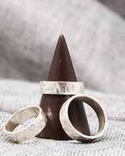 Load image into Gallery viewer, Flat Hammered Ring Band