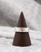 Load image into Gallery viewer, Flat Hammered Ring Band