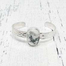 Load image into Gallery viewer, Howlite Cuff